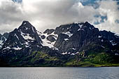 Le isole Lofoten Norvegia. L'Hurtigruten  Midnatsol esce dal Raftsundet per entrare nelle acque pi ampie davanti a Svolvaer. 